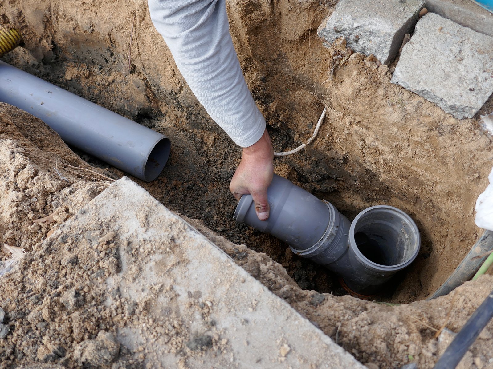 Laying and installation of a sewer pipe